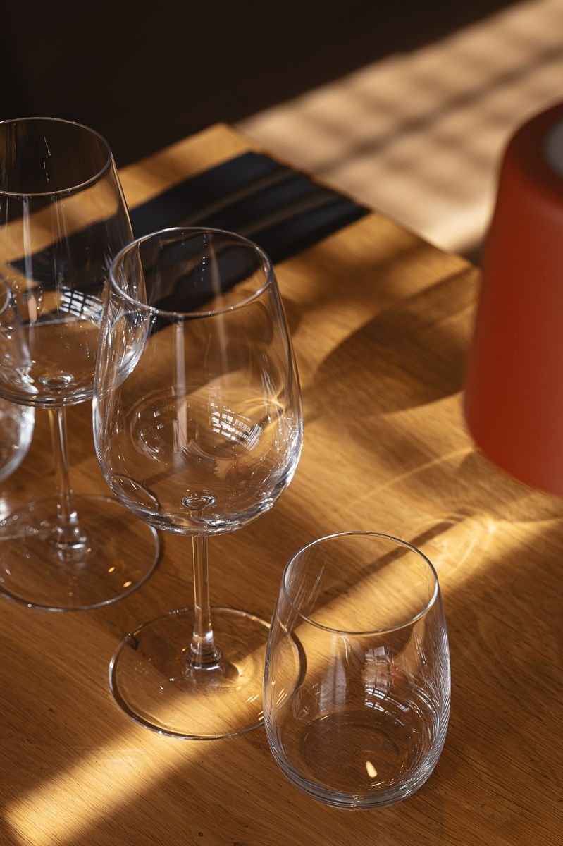 Table dressée, verres et lumière du midi