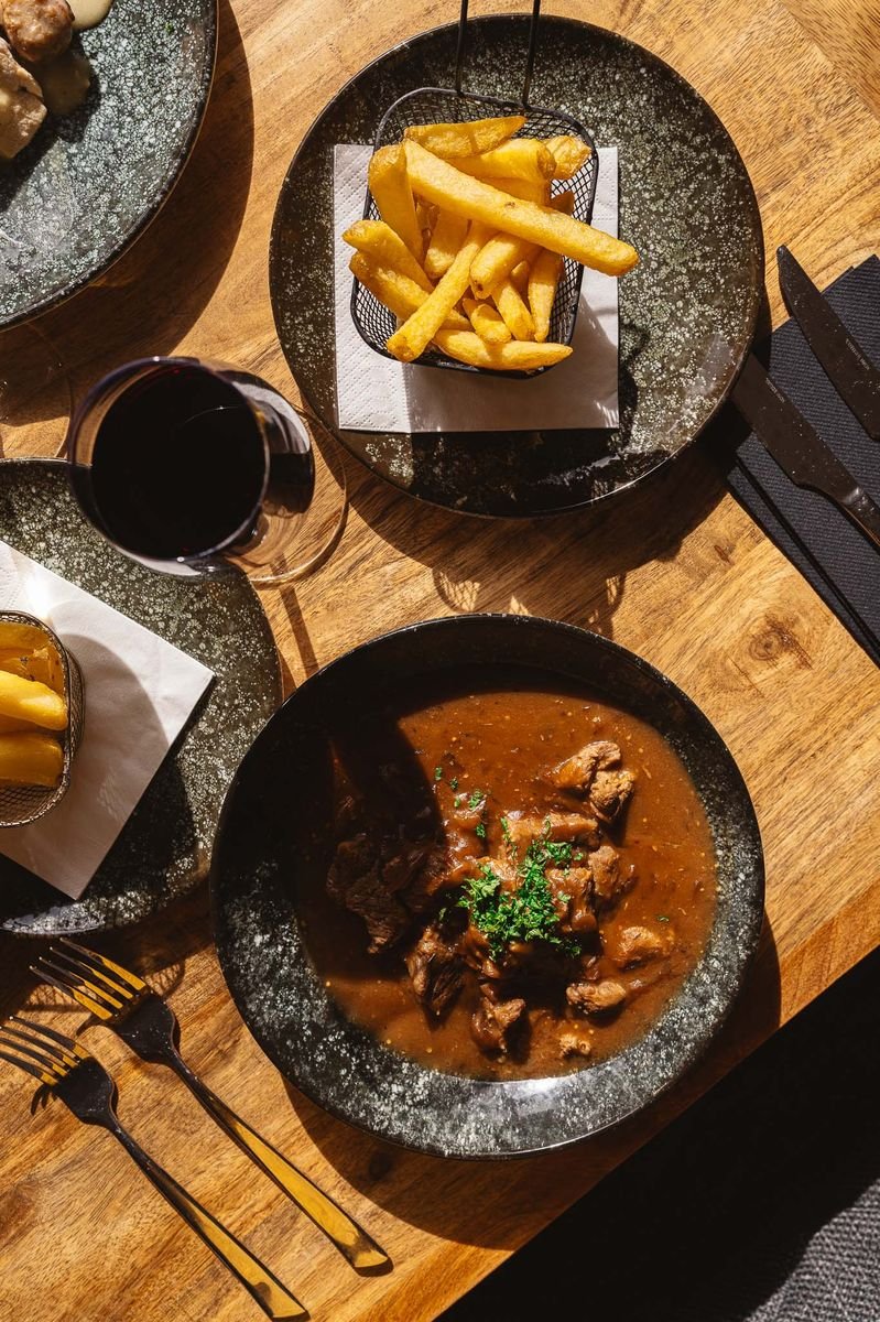 Plat de brasserie généreux avec frites fraîches