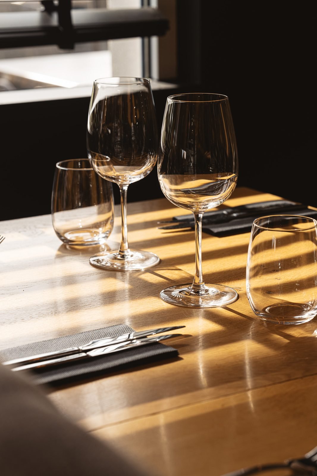 Salle des Filles en Toques à Nivelles · ambiance chaleureuse, table dressée